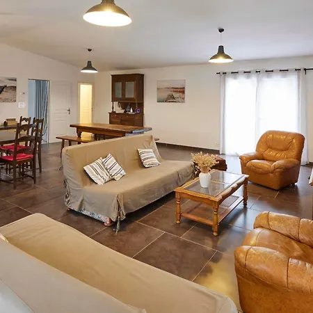 Holiday home Maison Spacieuse A : 11 Pers, Wifi, Terrasse, Proche Et Foret - Fr-1-323-495